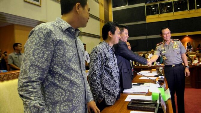 Calon Kapolri Komjen (Pol) Sutarman (kanan) bersalaman dengan anggota Komisi III DPR RI sesaat sebelum  uji kelayakan dan kepatutan di ruang rapat komisi III, DPR  RI, Senayan, Jakarta, Kamis (17/10).SP/Joanito De Saojoao