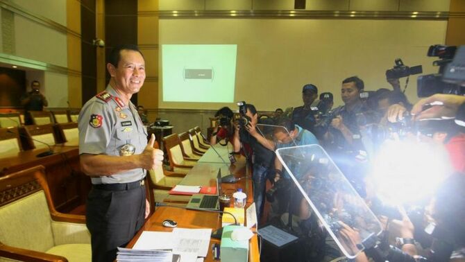 Calon Kapolri Komjen (Pol) Sutarman (kiri) sesaat sebelum uji kelayakan dan kepatutan di ruang rapat komisi III, DPR  RI, Senayan, Jakarta, Kamis (17/10). SP/Joanito De Saojoao