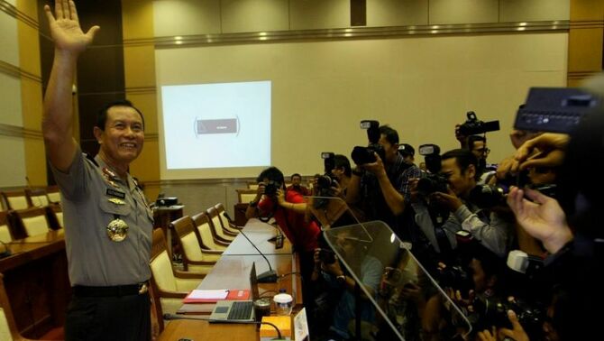 Calon Kapolri Komjen (Pol) Sutarman (kiri) sesaat sebelum uji kelayakan dan kepatutan di ruang rapat komisi III, DPR  RI, Senayan, Jakarta, Kamis (17/10). SP/Joanito De Saojoao