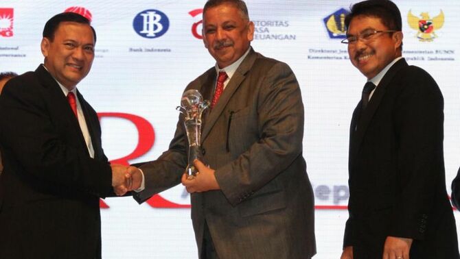 Gubernur Bank Indonesia  Agus Martowardojo (kiri) didampingi  Direktur Utama Bursa Efek Indonesia  Ito Warsito (kanan) memberikan penghargaan Annual Report Award (ARA) 2012 kepada Direktur Utama PT Bank Rakyat Indonesia (Persero) Tbk Sofyan Basir (tengah) sebagai Juara I kategori BUMN Keuangan Listed di Jakarta, Kamis (17/10). Annual Report Award 2012 diikuti  234 peserta yang terdiri atas  231 perusahaan, dan 10 kategori pemenang dan satu juara umum.