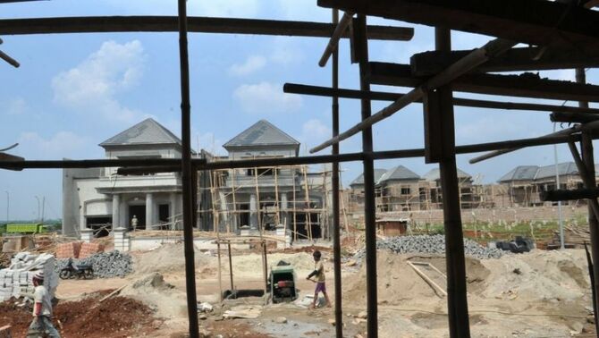 Pekerja tengah menyelesaikan pembanguan perumahan di salah satu cluster di BSD City. Harga tanah yang terus meroket membuat harga jual rumah ikut naik. BeritaSatu Photo/GA. Mohammad Defrizal
