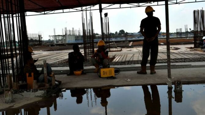 Pekerja beristirahat setelah beraktivitas menyelsaikan pembangunan convention hall. Gedung perhelatan terbesar di Indonesia ini ditargetkan rampung pada pertengahan 2014. BeritaSatu Photo/GA. Mohammad Defrizal