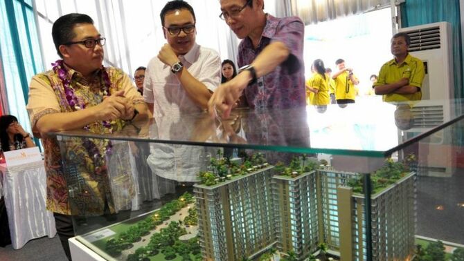 Dari kiri ke kanan: Komisaris Utama PT Bina Usaha Nusantara (BUN) BUN Dedi Setiadi, Presiden Direktur BUN Arvin F. Iskandar, dan Direktur Operasiona BUN Aliampa Wirawan berbincang di balik maket apartemen Baileys Lagoon sesaat sebelum acara ground breaking apartemen tersebut di Ciputat, Tangerang Selatan, Sabtu (19/10). Apartemen tersebut dijual dikisaran harga Rp 165 juta hingga Rp 800 juta. BeritaSatu Photo/GA-Mohammad Defrizal