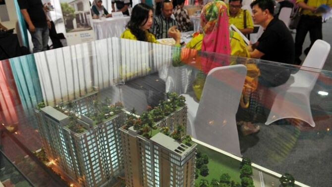 Calon Pembeli. Sejumlah calon membeli mendapatkan penjelasan dari petugas mengenai apartemen Baileys Lagoon sesaat setelah acara ground breaking apartemen tersebut di Ciputat, Tangerang Selatan, Baten, Sabtu (19/10). Apartemen ini dikhususkna kepada kalangan pasangan muda yang belum memiliki tempat tinggal. BeritaSatu Photo/GA-Mohammad Defrizal