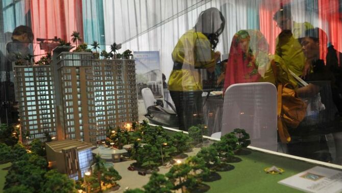 Calon Pembeli. Sejumlah calon membeli mendapatkan penjelasan dari petugas mengenai apartemen Baileys Lagoon sesaat setelah acara ground breaking apartemen tersebut di Ciputat, Tangerang Selatan, Baten, Sabtu (19/10). Apartemen ini dikhususkna kepada kalangan pasangan muda yang belum memiliki tempat tinggal. BeritaSatu Photo/GA-Mohammad Defrizal