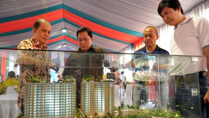 Calon Pembeli. Sejumlah calon membeli melihat-lihat maket apartemen Baileys Lagoon sesaat setelah acara ground breaking apartemen tersebut di Ciputat, Tangerang Selatan, Baten, Sabtu (19/10). Apartemen ini dikhususkna kepada kalangan pasangan muda yang belum memiliki tempat tinggal. BeritaSatu Photo/GA-Mohammad Defrizal