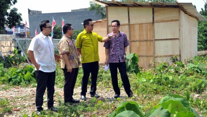 Melihat lahan. Dari kiri ke kanan: Presiden Direktur PT Bina Usaha Nusantara (BUN)  Arvin F. Iskandar, Komisaris Utama BUN Dedi Setiadi, CEO Gapura Prima  Rudi Margono,  dan Direktur Operasiona BUN Aliampa Wirawan, melihat lahan yang siap dibangun apartemen Baileys Lagoon, di daerah Ciputat, Tangerang Selatan, Baten, Sabtu (19/20). Faktor alami seperti udara yang masih segar, air bersih, dan penduduk yang belum terlalu padat menjadi unggulan daerah ini. BeritaSatu Photo/GA-Mohammad Defrizal