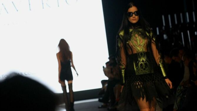 Model membawakan busana siap pakai karya rancangan desainer muda Tex Saverio dalam peragaan busana Jakarta Fashion Week 2013 di Fashion Tent JFW, Senayan City, Jakarta, Sabtu, (19/10)malam. SP/Joanito De Saojoao.