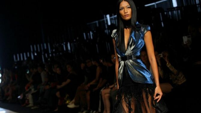 Model membawakan busana siap pakai karya rancangan desainer muda Tex Saverio dalam peragaan busana Jakarta Fashion Week 2013 di Fashion Tent JFW, Senayan City, Jakarta, Sabtu, (19/10)malam. SP/Joanito De Saojoao