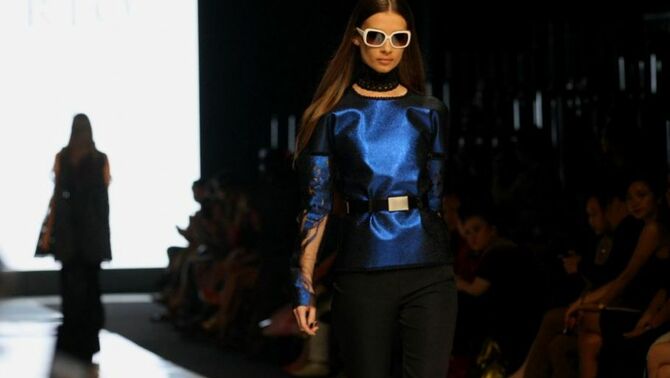 Model membawakan busana siap pakai karya rancangan desainer muda Tex Saverio dalam peragaan busana Jakarta Fashion Week 2013 di Fashion Tent JFW, Senayan City, Jakarta, Sabtu, (19/10)malam. SP/Joanito De Saojoao