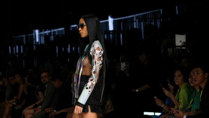 Model membawakan busana siap pakai karya rancangan desainer muda Tex Saverio dalam peragaan busana Jakarta Fashion Week 2013 di Fashion Tent JFW, Senayan City, Jakarta, Sabtu, (19/10)malam. SP/Joanito De Saojoao