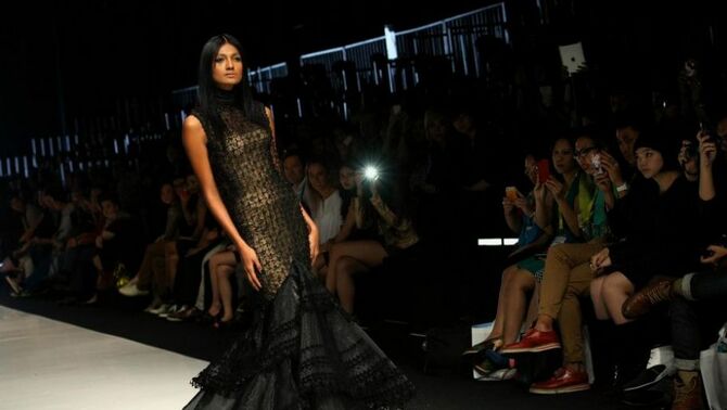 Model membawakan busana siap pakai karya rancangan desainer muda Tex Saverio dalam peragaan busana Jakarta Fashion Week 2013 di Fashion Tent JFW, Senayan City, Jakarta, Sabtu, (19/10)malam. SP/Joanito De Saojoao
