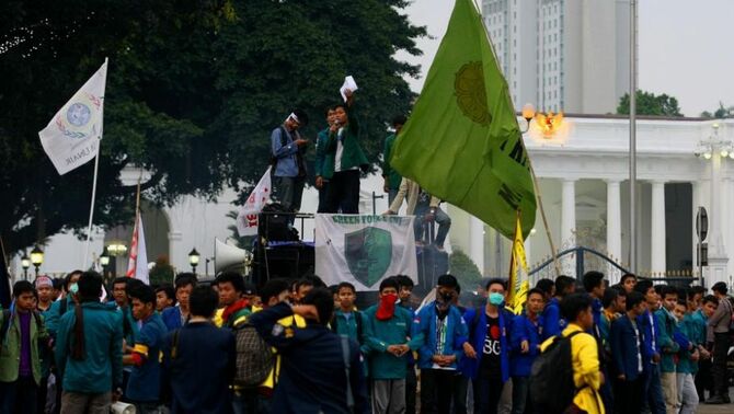 Sejumlah mahasiswa yang tergabung dalam organisasi BEM - SI (Badan Eksekutif Mahasiswa Seluruh Indonesia) berunjuk rasa memperingati 9 Tahun Pemerintahan SBY,  di depan Istana Negara, Jakarta Pusat, Senin (21/10). SP/Joanito De Saojoao.