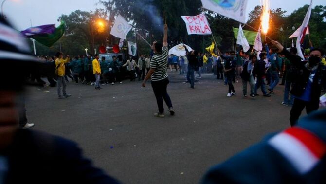 Sejumlah mahasiswa yang tergabung dalam organisasi BEM - SI (Badan Eksekutif Mahasiswa Seluruh Indonesia) berunjuk rasa memperingati 9 Tahun Pemerintahan SBY, di depan Istana Negara, Jakarta Pusat, Senin (21/10). SP/Joanito De Saojoao.