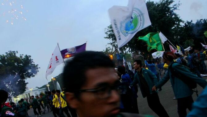 Sejumlah mahasiswa yang tergabung dalam organisasi BEM - SI (Badan Eksekutif Mahasiswa Seluruh Indonesia) berunjuk rasa memperingati 9 Tahun Pemerintahan SBY, di depan Istana Negara, Jakarta Pusat, Senin (21/10). SP/Joanito De Saojoao.