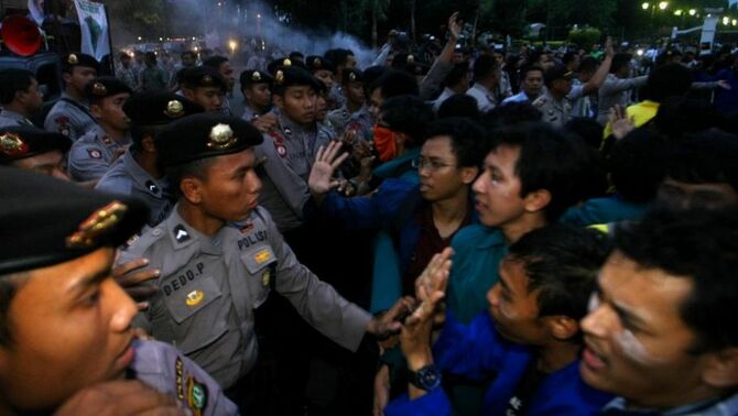 Sejumlah mahasiswa yang tergabung dalam BEM - SI (Badan Eksekutif Mahasiswa Seluruh Indonesia), berunjuk rasa memperingati 9 Tahun Pemerintahan SBY terlibat bentrok dengan pasukan pengamanan Kepolisian, di depan Istana Negara, Jakarta Pusat, Senin (21/10). SP/Joanito De Saojoao.