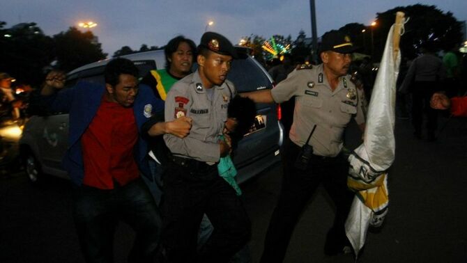 Mahasiswa yang tergabung dalam BEM - SI (Badan Eksekutif Mahasiswa Seluruh Indonesia), berunjuk rasa memperingati 9 Tahun Pemerintahan SBY diamankan petugas saat bentrok dengan pasukan pengamanan Kepolisian, di depan Istana Negara, Jakarta Pusat, Senin (21/10). SP/Joanito De Saojoao.
