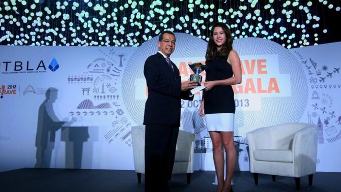 Reporter CNBC Asia Pacific Deidre Wang Morris (kanan) memberikan trophy Travel Business Leader Award Asia Pacific 2013 kepada Presdir /CEO PT Garuda Indonesia Tbk Emirsyah Satar, dalam rangkaian acara Travel Rave Leaders Gala yang berlangsung di Garden By The Bay , Singapura, Rabu (22/10) malam. SP/Joanito De Saojaoo.