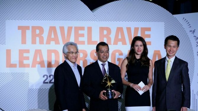 (dari kiri ke kanan) Chairman Singapore Tourism Board (STB) Chew choon Seng,  Presdir /CEO PT Garuda Indonesia Tbk  Emirsyah Satar, Reporter CNBC Asia Pacific Deidre Wang Morris, dan Chief Executive STB Lionel YEO, berfoto bersama  seusai memberikan penghargaan Travel Business Leader Award Asia Pacific 2013 dalam rangkaian acara Travel Rave Leaders Gala di Garden By The Bay , Singapura, Rabu (22/10) malam.  SP/Joanito De Saojoao