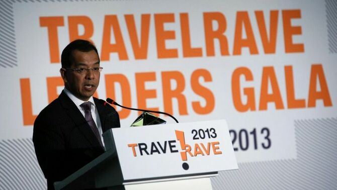 Presdir /CEO PT Garuda Indonesia Tbk Emirsyah
Satar memberikan sambutan usai dianugerahi throphy Travel Business Leader Award Asia Pacific 2013, dalam rangkaian acara Travel Rave Leaders Gala yang berlangsung di Garden By The Bay , Singapura, Rabu (22/10) malam. SP/Joanito De Saojoao