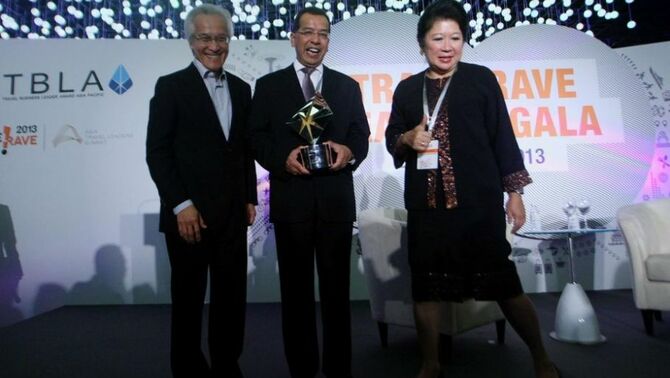 (dari kiri ke kanan) Chairman Singapore Tourism Board (STB) Chew choon Seng berbincang bersama Presdir /CEO PT Garuda Indonesia Tbk  Emirsyah
Satar dan Menteri Pariwisata & Ekonomi Kreatif Mari Elka Pangestu, seusai memberikan penghargaan Travel Business Leader Award Asia Pacific 2013 dalam rangkaian acara Travel Rave Leaders Gala di
Garden By The Bay , Singapura, Rabu (22/10) malam. SP/Joanito De Saojoao