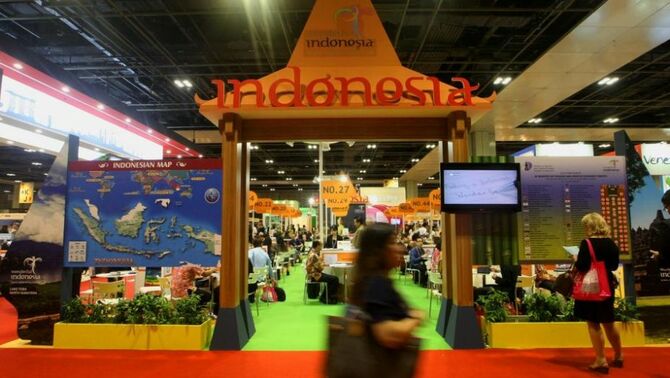 Pengunjung melintas didepan stan pameran pariwisata Indonesia yang digelar di Suntec Convention & Exhibition Center, Singapura, Selasa (23/10). SP/Joanito De Saojoao