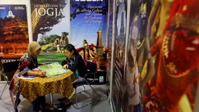 Pengunjung mendapatkan informasi tentang pariwisata di stan pameran pariwisata kota Jogjakarta, yang digelar di Suntec Convention & Exhibition Center, Singapura, Selasa (23/10). SP/Joanito De Saojoao.