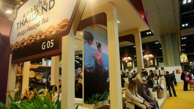 Pengunjung dipijat ala Thailand di stand negara Thailand dalam pameran pariwisata internasional yang digelar di Suntec Convention & Exhibition Center, Singapura, Selasa (23/10). SP/Joanito De Saojoao.