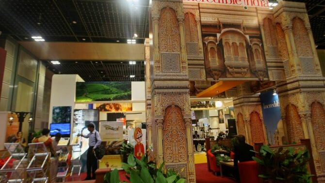 Pengunjung mendapatkan informasi tentang pariwisata di stan pameran pariwisata negara India, yang digelar di Suntec Convention & Exhibition Center, Singapura, Selasa (23/10). SP/Joanito De Saojoao.