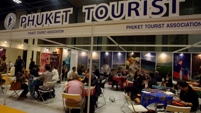 Pengunjung mendapatkan informasi tentang pariwisata di stan pameran Phuket, Thailand yang digelar di Suntec Convention & Exhibition Center, Singapura, Selasa (23/10). SP/Joanito De Saojoao.