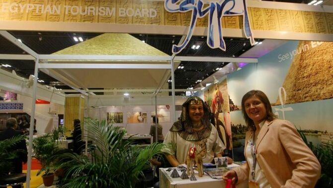 Pengunjung mendapatkan informasi tentang pariwisata di stan pameran pariwisata Mesir, yang digelar di Suntec Convention & Exhibition Center, Singapura, Selasa (23/10). SP/Joanito De Saojoao.