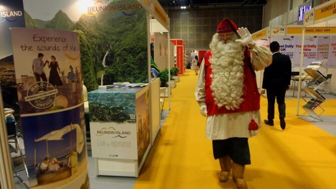 Pengunjung berkostum eropa memeriahkan pameran pariwisata internasional, yang digelar di Suntec Convention & Exhibition Center, Singapura, Selasa (23/10). SP/Joanito De Saojoao.