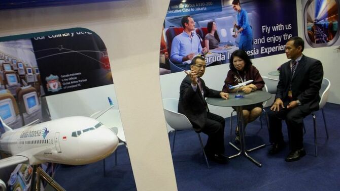 CEO Garuda Indonesia Emirsyah Satar (kiri) bersama Menteri Pariwisata dan Ekonomi Kreatif Mari Elka Pangestu (tengah) dan General Manager Garuda Indonesia wilayah Singapura Nikodemus, Hadir di stand Garuda Indonesia dalam pameran pariwisata internasional yang digelar di Suntec Convention & Exhibition Center, Singapura, Selasa (23/10). SP/Joanito De Saojoao.