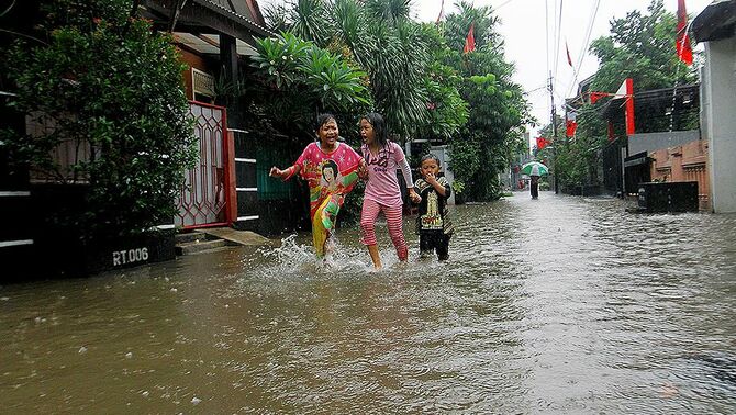 Anak-anak melintasi banjir dikawasan Kel. Gedong, Kec. Pasar Rebo, Jakarta Timur, Rabu (13/11). Curah hujan yang tinggi di Jakarta membuat beberapa wilayah di Jakarta terendam banjir.
