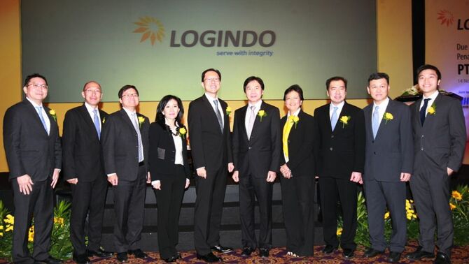 President Director PT Logindo Samudramakmur Tbk, Eddy K Logam (kelima kiri) dan President Commissioner Logindo, Pang Yoke Min (kelima kanan),Commissioner Logindo, Merna Logam (keempat kiri), Independent Commissioner Logindo, Estherina Arianti Djaja (keempat kanan) serta jajaran direksi berpose bersama usai acara acara Due Diligence Meeting & Public Expose Penawaran Umum Perdana Saham di Jakarta, Kamis (14/11).