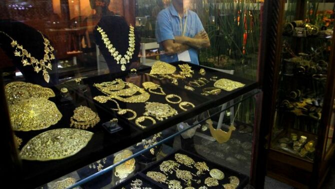 Pengunjung melihat-lihat gerai yang memamerkan dan menjual berbagai macam jenis perhiasan, dalam pameran Mutumanikam Nusantara Indonesia (MMNI) yang bertema 