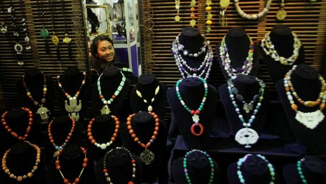 Pengunjung melihat-lihat gerai yang memamerkan dan menjual berbagai macam jenis perhiasan, dalam pameran Mutumanikam Nusantara Indonesia (MMNI) yang bertema 