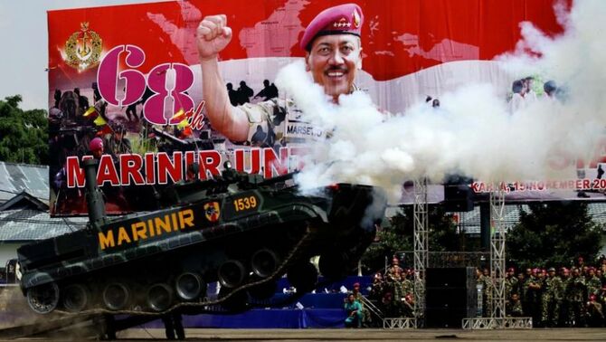 Tank BMP-3F milik Marinir AL RI melakukan atraksi, usai Upacara Peringatan HUT ke-68 Korps Marinir TNI Angkatan Laut di Lapangan Apel Hartono Kesatrian Marinir, Cilandak, Jakarta Selatan, Jumat (15/11). SP/Joanito De Saojoao.