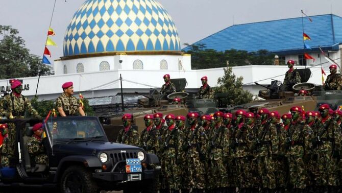 Kepala Staf Angkatan Laut (KASAL) Laksamana TNI Marsetio selaku inspektur upacara, melakukan pemeriksaan pasukan pada upacara peringatan HUT ke-68 Korps Marinir TNI Angkatan Laut di Lapangan Apel Hartono Kesatrian Marinir,  Cilandak, Jakarta Selatan, Jumat (15/11). SP/Joanito De Saojoao.