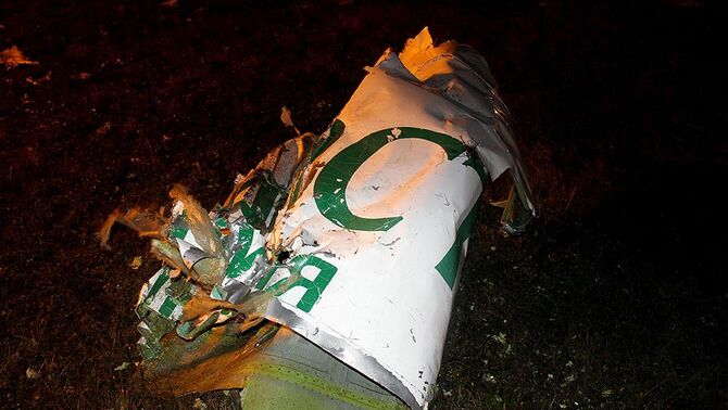 Puing badan pesawat jenis Boeing 737 milik Tatarstan Airlines yang jatuh saat sebelum mendarat di bandara Kazam, barat Rusia, Minggu, 17 November 2013.
