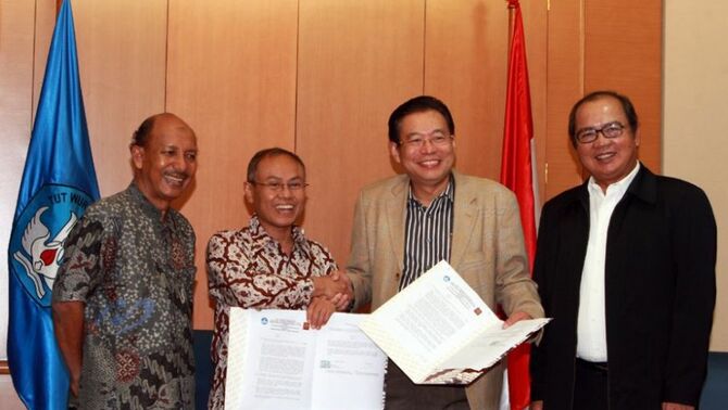 Ketua Umum Eka Tjipta Foundation (ETF), G. Sulistiyanto (kedua kanan) dan Dirjen Dikti Kemendikbud, Djoko Santoso bertukar naskah disaksikan Rektor Institut Manajemen Koperasi Indonesia (IKOPIN), Burhanuddin Abdullah (kanan), Walikota Pekalongan, HM Basyir Achmad (kiri) usai penandatanganan kesepahaman.