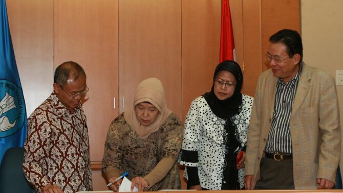 Ketua Program Bidikmisi, Illah Sailah melakukan penandatanganan disaksikan Ketua Umum Eka Tjipta Foundation (ETF), G. Sulistiyanto (kanan) dan Dirjen Dikti Kemendikbud, Djoko Santoso.