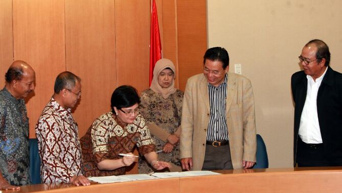 Direktur Eksekutif ETF Anne Mulya (tengah) melakukan penandatanganan disaksikan Ketua Umum ETF G Sulistiyanto, Dirjen Dikti Kemendikbud Djoko Santoso, Rektor Institut Manajemen Koperasi Indonesia (IKOPIN)  Burhanuddin Abdullah dan Walikota Pekalongan HM Basyir Achmad
