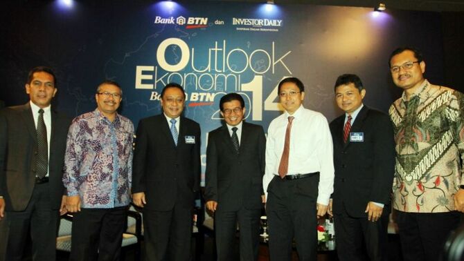Ketua Dewan Komisioner OJK Muliaman D Hadad (tengah) bersama Direktur Utama Bank BTN Maryono (tiga dari kiri), Pemimpin Redaksi Investor Daily Primus Dorimulu (kanan) serta sejumlah pembicara (dari kiri ke kanan) Direktur Bursa Efek Indonesia Samsul Hidayat, Ketua Umum DPP REI Setyo Maharso, Chief Economist Bank BTN A Prasetyantoko, dan Direktur BI Doddy Zulverdi (dua dari kanan), saat diskusi Outlook Ekonomi 2014 dengan tema 
