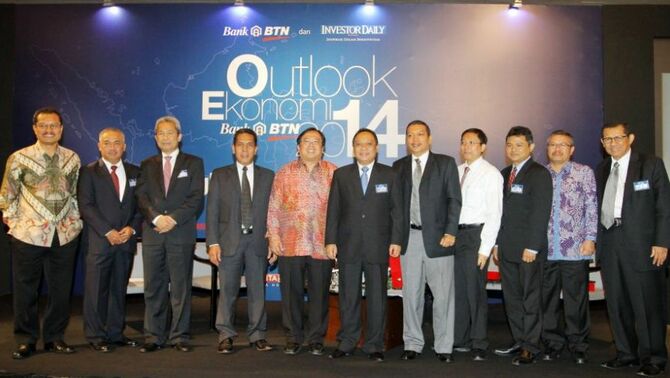 Direktur Utama Bank BTN Maryono (tengah) bersama jajaran direksi Bank BTN Poernomo,  Mansyur S Nasution, dan Evi Firmansyah, serta Pemimpin Redaksi Investor Daily Primus Dorimulu (kiri), dan  para penbicara (ki-ka) Direktur Bursa Efek Indonesia Samsul Hidayat, Wakil Menteri Keuangan Bambang Brojonegoro, Chief Economist Bank BTN A Prasetyantoko, Direktur BI Doddy Zulverdi, Ketua Umum DPP REI Setyo Maharso, dan Moderator Eko B Supriyanto (lima dari kanan), usai acara Outlook Ekonomi 2014, dengan tema 
