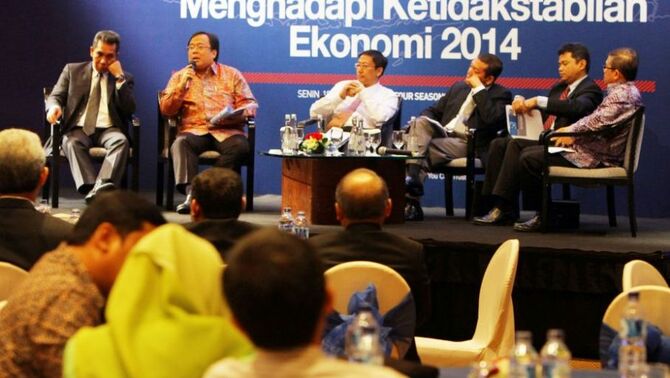 Wakil Menteri Keuangan Bambang Brojonegoro (dua dari kiri) menjadi pembicara bersama (ki-ka): Direktur Bursa Efek Indonesia Samsul Hidayat, Chief Economist Bank BTN A Prasetyantoko, Direktur BI Doddy Zulverdi, Ketua Umum DPP REI Setyo Maharso (kanan), di acara Outlook Ekonomi 2014, dengan tema 