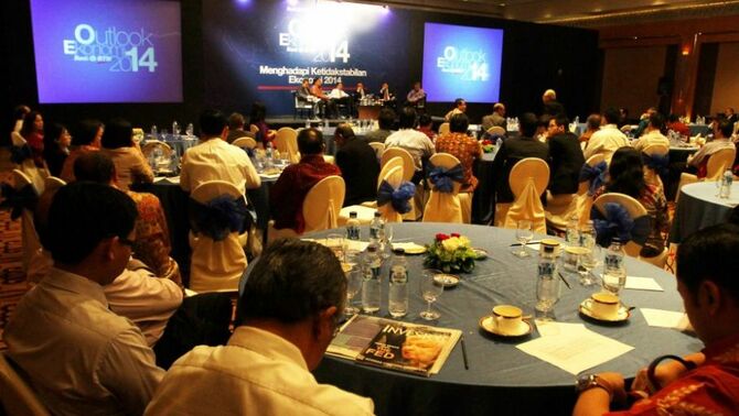 Peserta menghadiri diskusi  Outlook Ekonomi 2014, dengan tema 