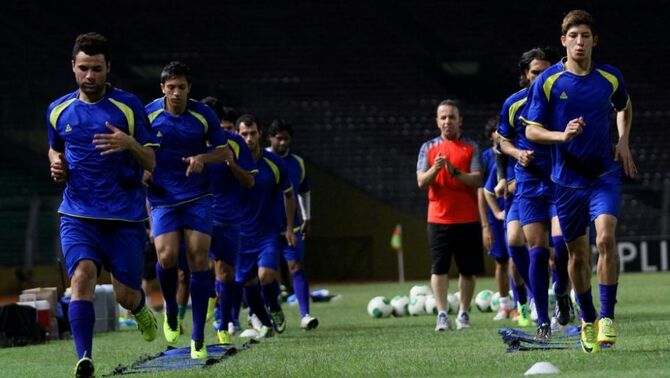 Pemain timnas Irak melakukan latihan di Stadion Utama Gelora Bung Karno Jakarta, Senin (18/11). Timnas Irak akan berhadapan dengan timnas Indonesia pada kualifikasi Grup C Piala Asia 2015 di Stadion Utama Gelora Bung Karno Jakarta pada Selasa (19/11). SP/Joanito De Saojoao.