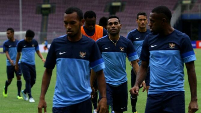 Pemain timnas Indonesia melakukan latihan di Stadion Utama Gelora Bung Karno Jakarta, Senin (18/11). Timnas Indonesia akan menjamu Irak pada kualifikasi Grup C Piala Asia 2015 di Stadion Utama Gelora Bung Karno Jakarta pada Selasa (19/11). SP/Joanito De Saojoao.