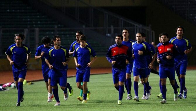Pemain timnas Irak melakukan latihan di Stadion Utama Gelora Bung Karno Jakarta, Senin (18/11). Timnas Irak akan berhadapan dengan timnas Indonesia pada kualifikasi Grup C Piala Asia 2015 di Stadion Utama Gelora Bung Karno Jakarta pada Selasa (19/11). SP/Joanito De Saojoao.